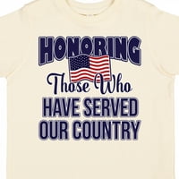 Na blagdan veterana, Vojska odaje počast onima koji služe darujući majicu dječaku ili djevojčici